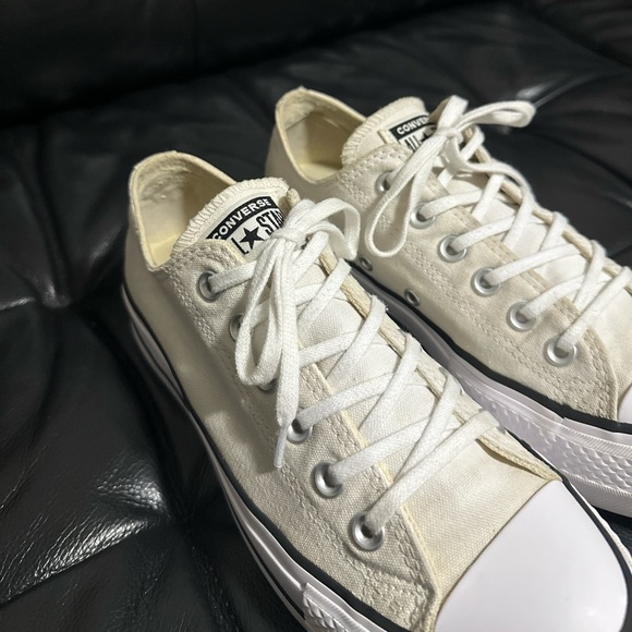 Converse Women’s Chuck Taylor All Star Lift Low Tops in White/Off White/Black - Picture 10 of 15